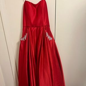 Strapless Pageant/Prom dress
Size 11. Brand is Blonde Niles, Selling for $500